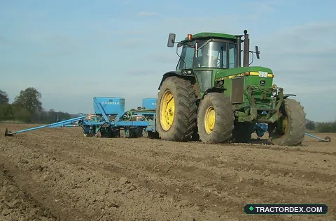 John Deere 4440 - John Deere 4440 with Monosem seed drill
