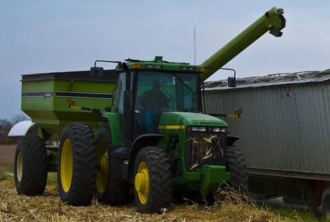 John Deere 8400 - John Deere 8400 with auger wagon